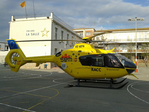L'helicòpter del SEM, ahir a la tarda al pati de La Salle.