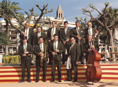 Formació de la cobla Baix Empordà, l'any 1995. (Foto: formacionsmusicalsdecatalunya.blogspot).