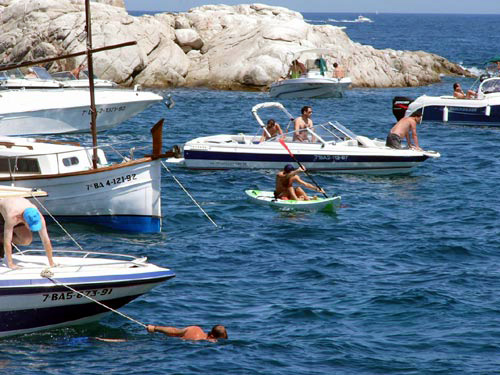 Embarcacions i estiuejants a la zona del EIN Castell-Cap Roig.Arxiu