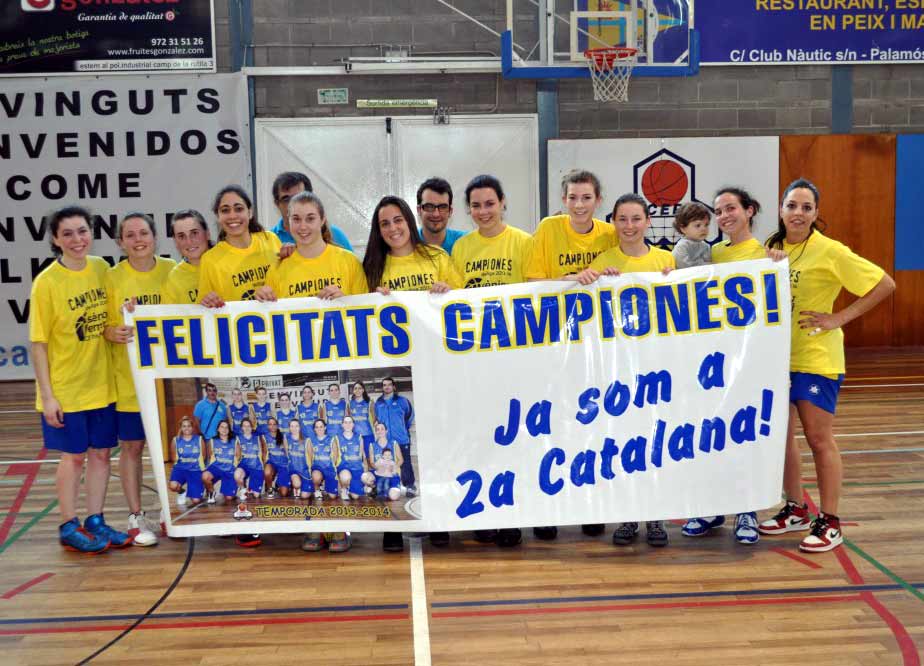 El sènior femení del CE Palamós, celebrant la victòria i l'ascens de categoria.