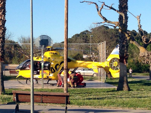 L'helicòpter del SEM en el moment del trasllat d'un dels ferits