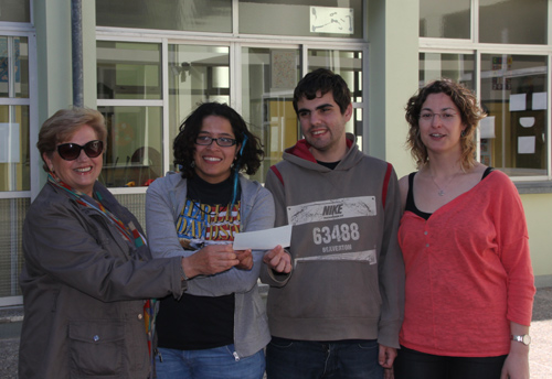 Donació dels diners als representants de l'escola Els Àngels.