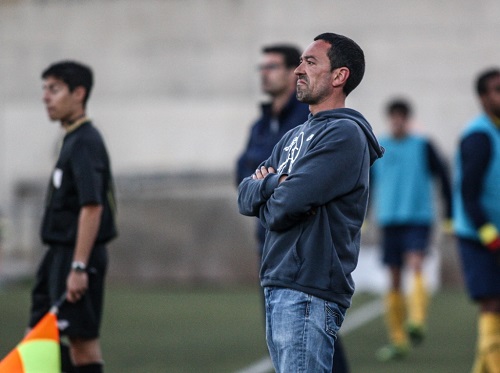 L'entrenador del Palamós C.F. en el decurs del partit. Foto: www.fanspalamoscf.com