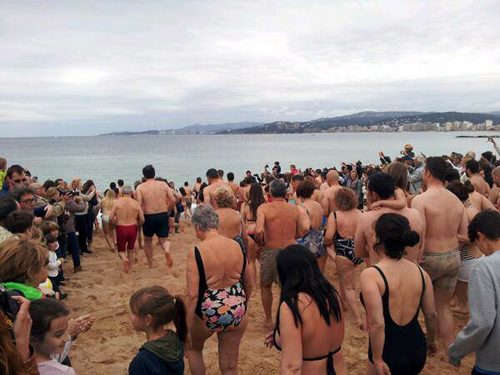 Unes 300 persones varen participar en el Primer Bany de l'Any de diumenge