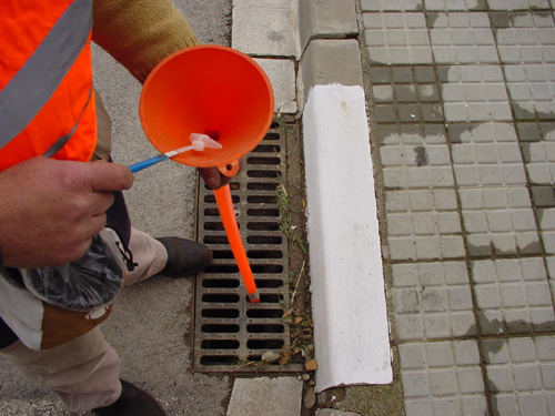 Actuació en els imbornals per combatre el mosquit tigre