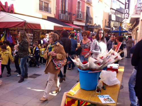 Parades de Sant Jordi al carrer Major de Palamós.