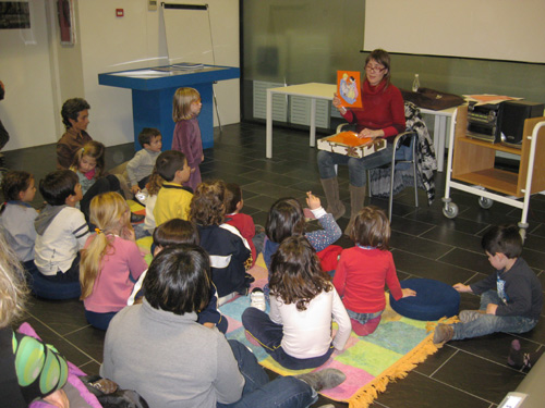 Contes musicats a la biblioteca Lluís Barceló i Bou.