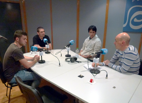 L'entrenador i els capitans del Sots-21 del CE Palamós, ahir als estudis de l'emissora municipal.