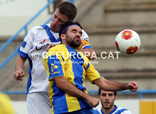 Javi Revert lluita una pilota en el partit d'aquesta tarda. (Foto: CE Europa).