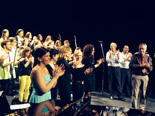 Els diferents artistes que van participar en el concert 'Tu ho fas possible'.