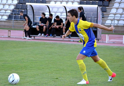 El jugador del Palamós CF, Ritxi Mercader, en acció. (Foto: Josep Cama).