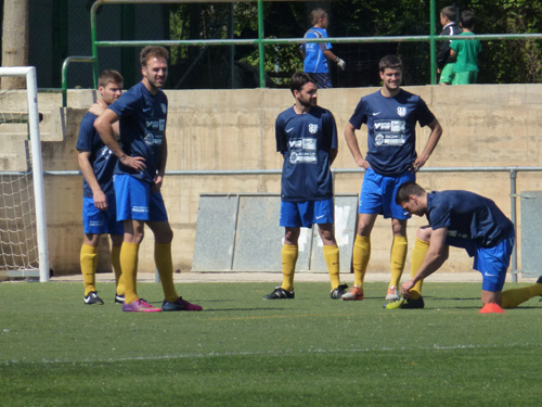 Escalfament dels jugadors del Palamós CF al camp del Cerdanyola.