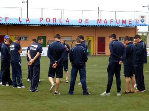 Jugadors del Palamós CF al camp de la Pobla, abans del partit.