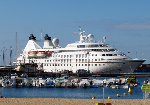 El Seabourn Legend, en una anterior visita a Palamós.
