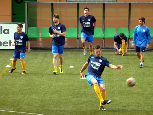 Jugadors del Palamós CF, abans del partit d'ahir a La Pobla de Mafumet.