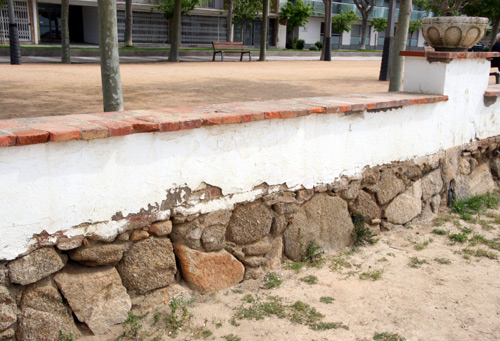 Millorar el mur de separació del passeig és una de les actuacions més votades.