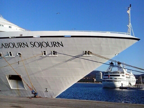 El Seabourn Sojourn i el Seabourn Spirit, al fons. (Foto: Pere Collell).