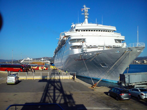 El Thomson Dream, en primer terme, i l'Azamara Quest, darrere seu, avui al port de Palamós. 