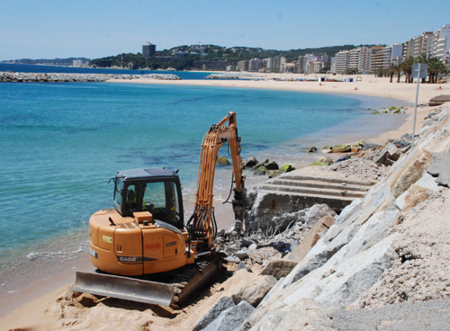 Una excavadora treballant a la plajta de Sant Antoni.