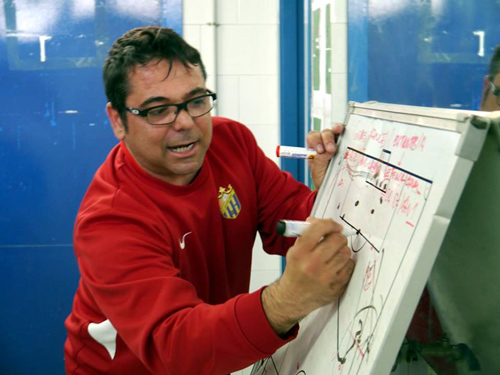 Mário Fernández preparant un partit a la pissarra.