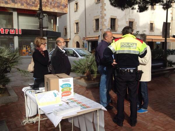 Un mosso d'esquadra retirant una mesa del multireferèndum a Lloret de Mar. (Foto: aragirona)