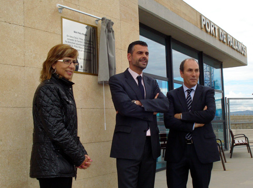 Teresa Ferrés, Santi Vila i Xavier Ribera descobrint la placa que reconeix el moll comercial amb el nom de Fèlix Ribera.
