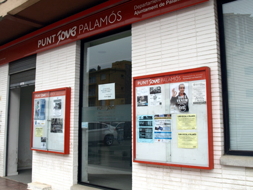 Marquesines a la façana del Punt Jove de Palamós.