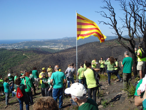 Moment de l'hissada de la senyera al Montagut
