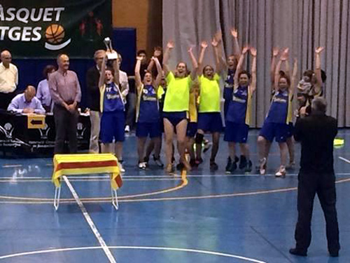 Les jugadores del CE Palamós recullen el trofeu de campiones de Catalunya