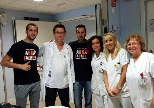 Els mags amb el personal de pediatria. (Foto: Fimag 2014).