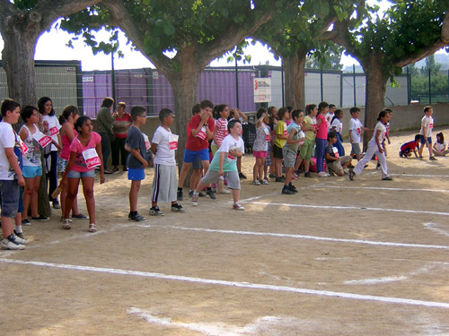 Una partida interescolar de bitlles catalanes.