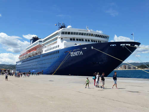 Desembarcament de passatgers del Zenith, al port de Palamós.