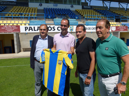 Jordi Martínez, amb la samarreta del Palamós CF, amb la cúpula del club.