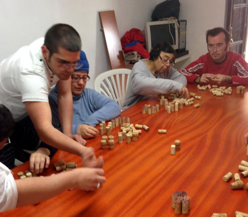 Usuaris de la Fundació Vimar, treballant amb els taps de suro.