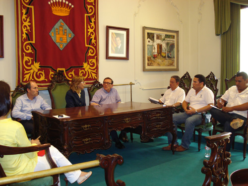 Els alcaldes hondurenys, a la dreta, en la recepció que els van fer a l'Ajuntament.
