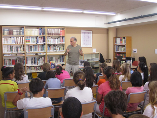 Miquel Desclot, ahir, amb els alumnes de cinquè del Vila-romà.
