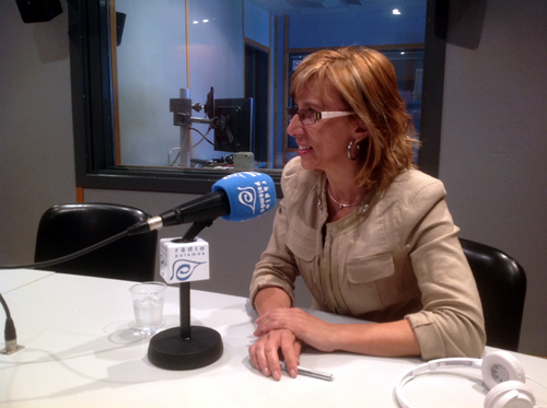 L'alcaldessa Teresa Ferrés, als estudis de Ràdio Palamós, ahir.