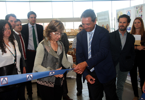Joan Carles Freán, cap d'expansió d'Aldi i l'alcaldessa Teresa Ferrés, inaugurant el centre Aldi.