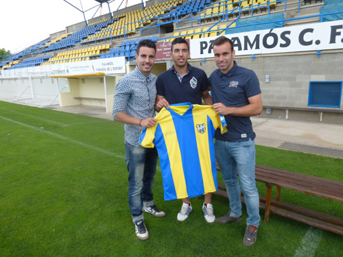 Els tres nous fitxatges del Palamós CF, ahir al Nou Estadi Municipal.