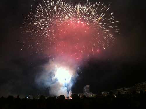 Focs artificials, ahir a la nit, damunt la badia de Palamós.