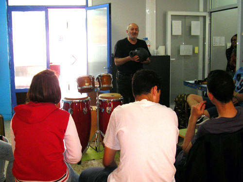 Alumnes de la UEC en una de les classes de música a La Vila.