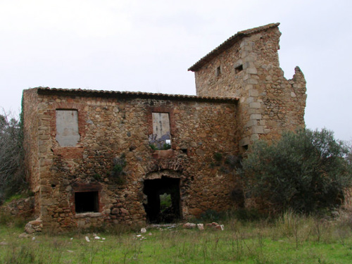 Les restes abandonades del Mas Pepó de Palamós.