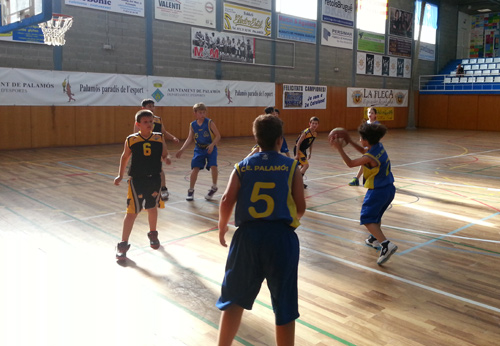 Jugadors de la categoria mini del CE Palamós. (Foto: CE Palamós).