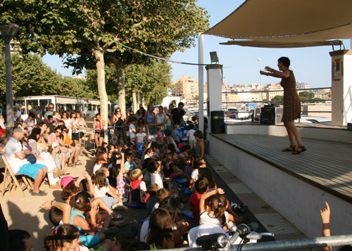 L'activitat de l'Hora del Conte al passeig del Mar, en una imatge d'arxiu.
