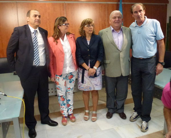 Els participants a l'acte de presentació de l'acord, aquest migdia.