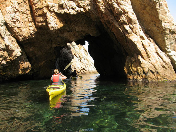 Les sortides en caiac formen part del programa d'activitats d'estiu de Medi Ambient. (Foto: Kayaking Costa Brava).