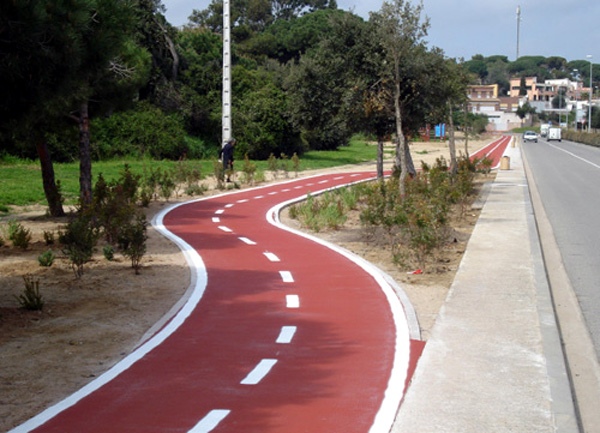 Tram urbà de carril-bici al vial del Port de Palamós.