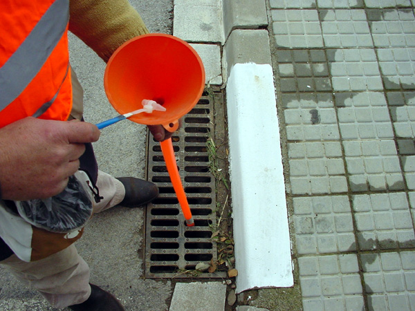 Campanya de control de larves del mosquit tigre. (Foto: Diputació de Girona).