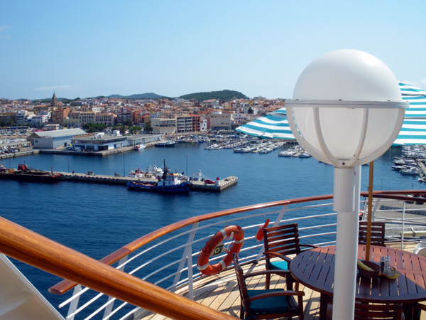 Vista de Palamós des de la coberta del Crystal Serenity.