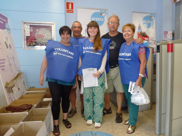 Primer torn de voluntaris que s'ha posat a treballar aquesta tarda.
